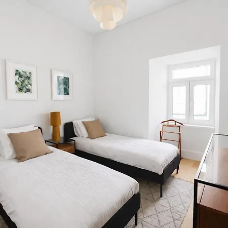 2 Bed Flat With Balcony In Lejlighed