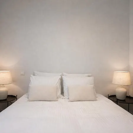 2 Bed Flat With Balcony In * Lisbon