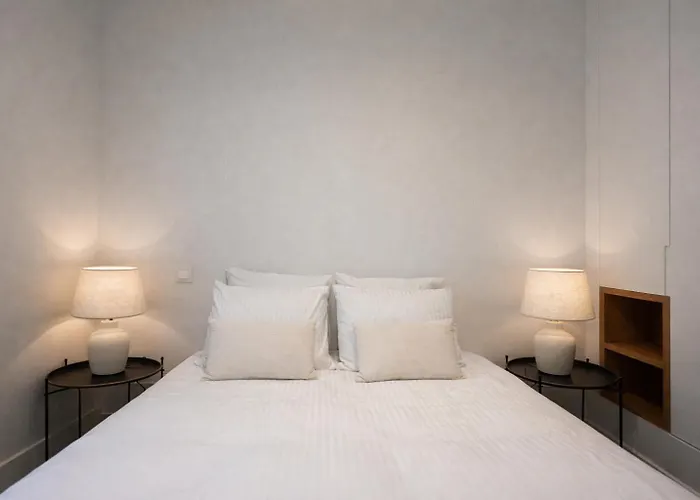 2 Bed Flat With Balcony In * Lisbon