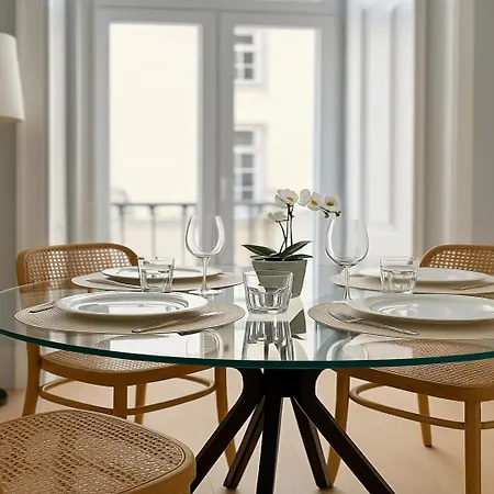 2 Bed Flat With Balcony In Lejlighed *