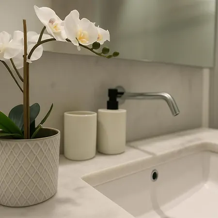 2 Bed Flat With Balcony In Lisboa