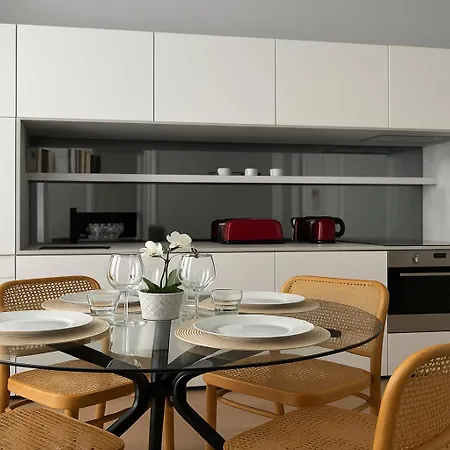 2 Bed Flat With Balcony In * Lisboa