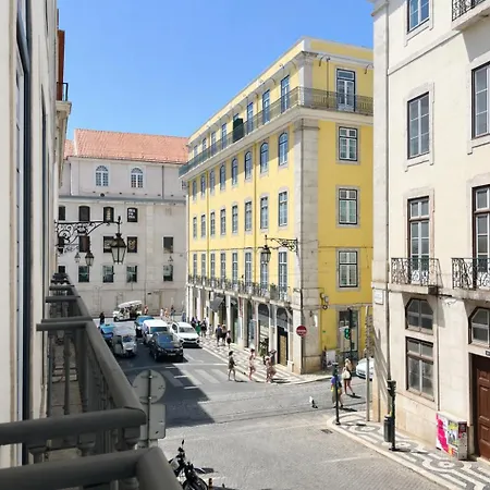 2 Bed Flat With Balcony In ליסבון