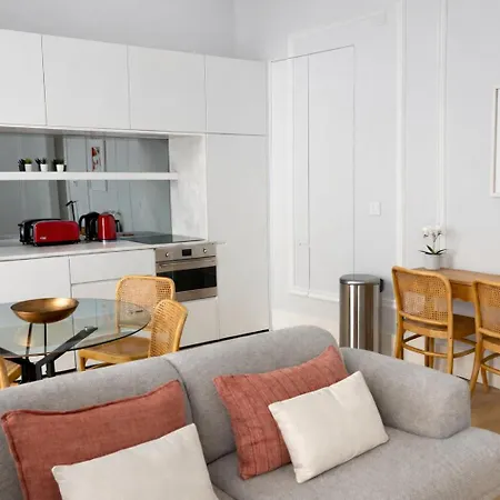 2 Bed Flat With Balcony In * Lisbona