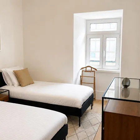 2 Bed Flat With Balcony In * Lisboa