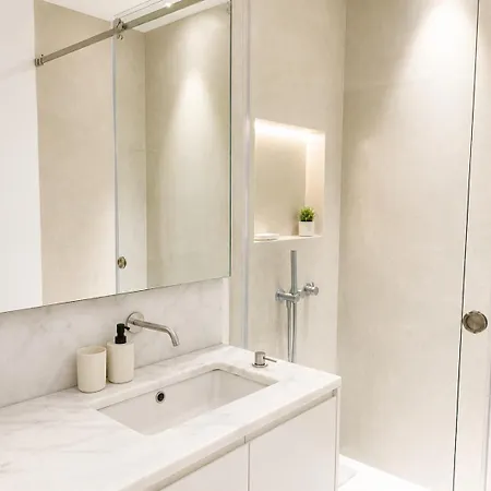 2 Bed Flat With Balcony In Lägenhet *