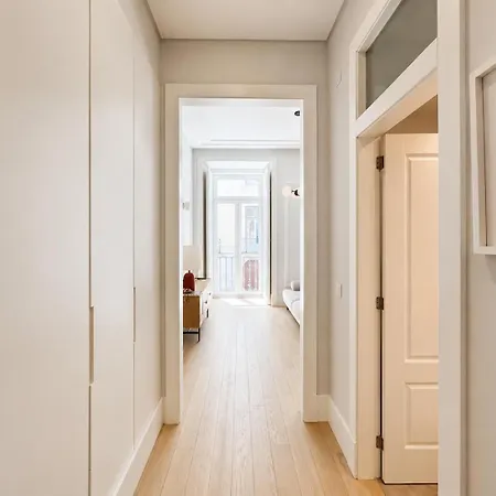 2 Bed Flat With Balcony In Lisboa