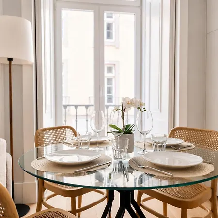 2 Bed Flat With Balcony In Lägenhet
