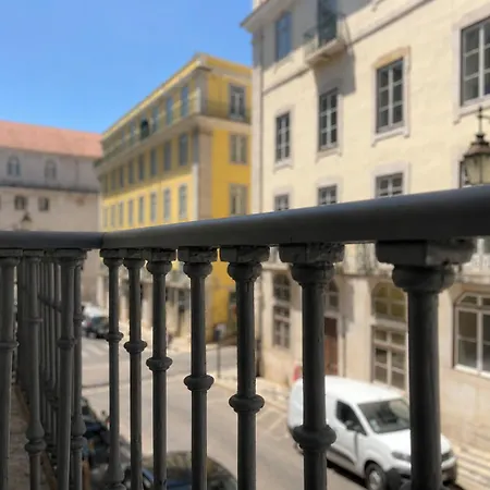 2 Bed Flat With Balcony In Lägenhet *
