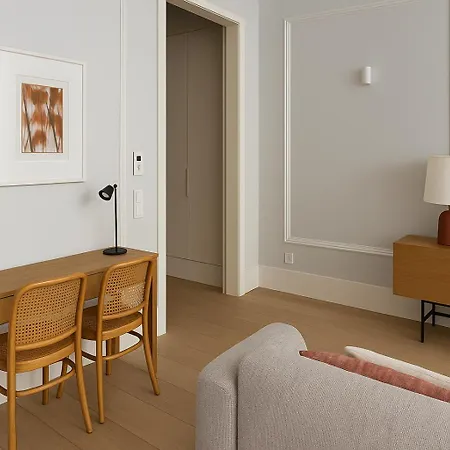 Apartment 2 Bed Flat With Balcony In