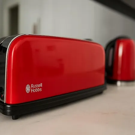 2 Bed Flat With Balcony In Apartment *