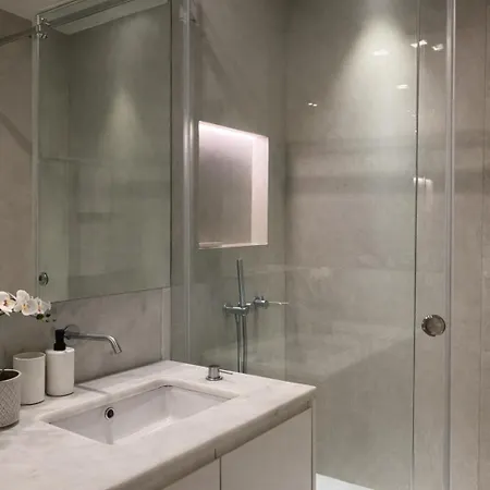 Appartement 2 Bed Flat With Balcony In